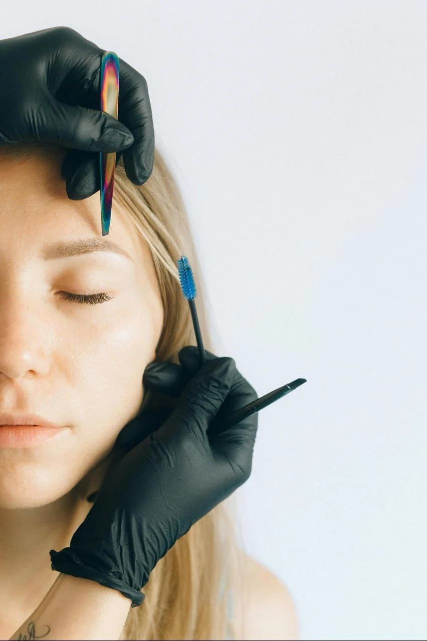 Komplexní úprava obočí